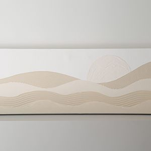 La collection Sunset est une véritable ode à la beauté des couchers de soleil et une invitation à la contemplation et au voyage intérieur. Cette collection propose une oeuvre panoramique de??? cm sur ??? Cm ici présentée en dégradé de beige Ce tableau texturé minimaliste, représentant un coucher de soleil sur des ondulations délicates, s’adapte parfaitement à tous les intérieurs. Le dégradé subtil de la couleur utilisée , qui peut être de la nuance de votre choix ( formulaire commande personnalisée) , évoque la sérénité et la beauté d'un crépuscule paisible. La texture ajoutée aux ondulations du paysage crée une dimension tactile, apportant de la profondeur à la simplicité de la scène. Posséder un tableau SUNSET, c'est intégrer une oeuvre qui non seulement apaise l'esprit, mais s'harmonise aussi parfaitement avec votre intérieur. Il devient ainsi un élément de décoration élégant qui reflète la quiétude tout en enrichissant l'ambiance de votre espace de vie.