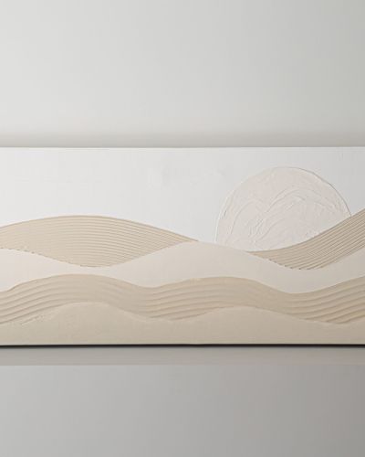 La collection Sunset est une véritable ode à la beauté des couchers de soleil et une invitation à la contemplation et au voyage intérieur. Cette collection propose une oeuvre panoramique de??? cm sur ??? Cm ici présentée en dégradé de beige Ce tableau texturé minimaliste, représentant un coucher de soleil sur des ondulations délicates, s’adapte parfaitement à tous les intérieurs. Le dégradé subtil de la couleur utilisée , qui peut être de la nuance de votre choix ( formulaire commande personnalisée) , évoque la sérénité et la beauté d'un crépuscule paisible. La texture ajoutée aux ondulations du paysage crée une dimension tactile, apportant de la profondeur à la simplicité de la scène. Posséder un tableau SUNSET, c'est intégrer une oeuvre qui non seulement apaise l'esprit, mais s'harmonise aussi parfaitement avec votre intérieur. Il devient ainsi un élément de décoration élégant qui reflète la quiétude tout en enrichissant l'ambiance de votre espace de vie.